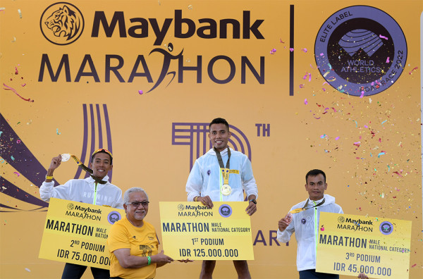 Atlet Tim Coros Indonesia Rikki Simmon Salip Agus Prayogo di Maybank Marathon 2022