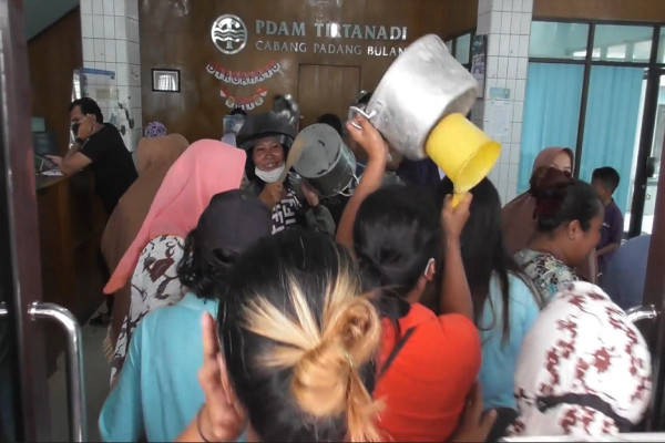 Air Mati Total, Puluhan Emak-emak Geruduk Kantor PDAM