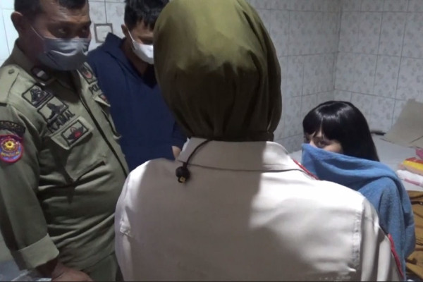 Wanita Muda Berselimut Handuk Panik Digerebek saat Disetubuhi Pelanggan di Kamar Hotel