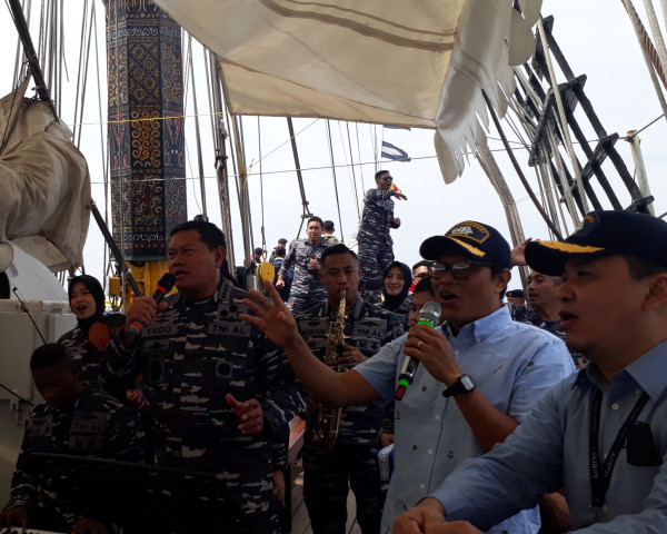 Keseruan Ngopi Bareng KSAL Laksamana TNI Yudo Margono dengan Para Pemred di Atas KRI Dewaruci