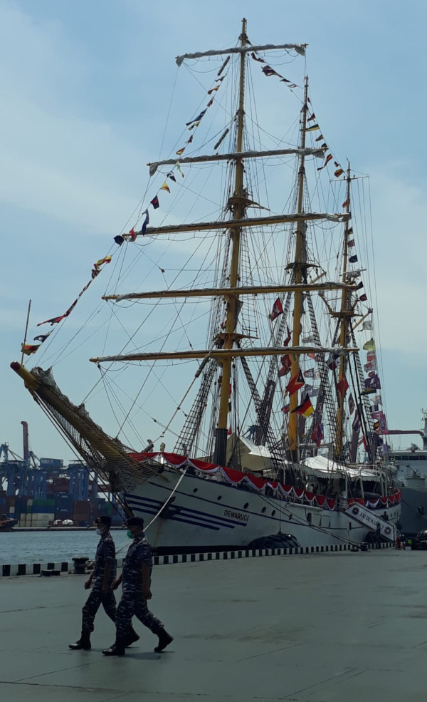 Keseruan Ngopi Bareng KSAL Laksamana TNI Yudo Margono dengan Para Pemred di Atas KRI Dewaruci