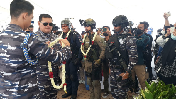 Keseruan Ngopi Bareng KSAL Laksamana TNI Yudo Margono dengan Para Pemred di Atas KRI Dewaruci