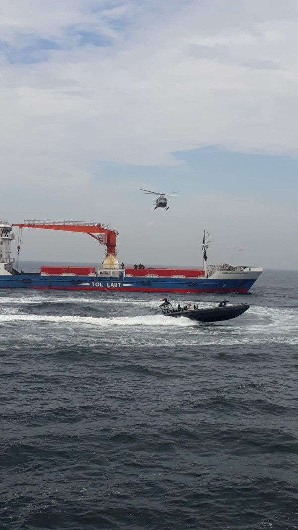 Keseruan Ngopi Bareng KSAL Laksamana TNI Yudo Margono dengan Para Pemred di Atas KRI Dewaruci