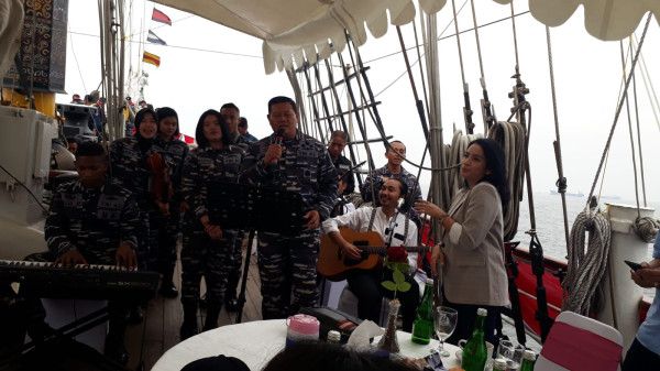 Keseruan Ngopi Bareng KSAL Laksamana TNI Yudo Margono dengan Para Pemred di Atas KRI Dewaruci