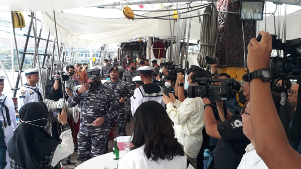 Keseruan Ngopi Bareng KSAL Laksamana TNI Yudo Margono dengan Para Pemred di Atas KRI Dewaruci