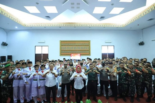 Bupati Winarti Beri Penghargaan kepada Paskibraka Tulang Bawang