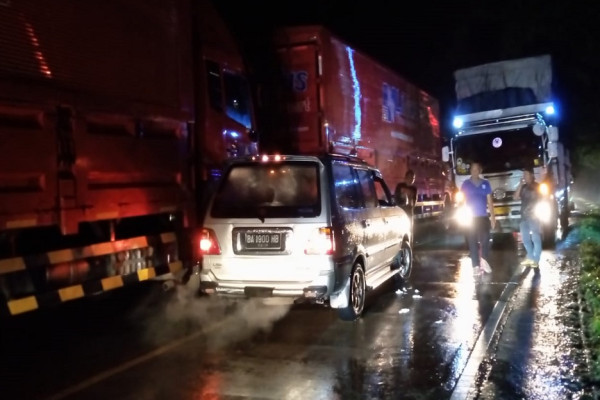 Rem Blong, Truk Tangki BBM Tabrak 2 Minibus di Sitinjau Lauik