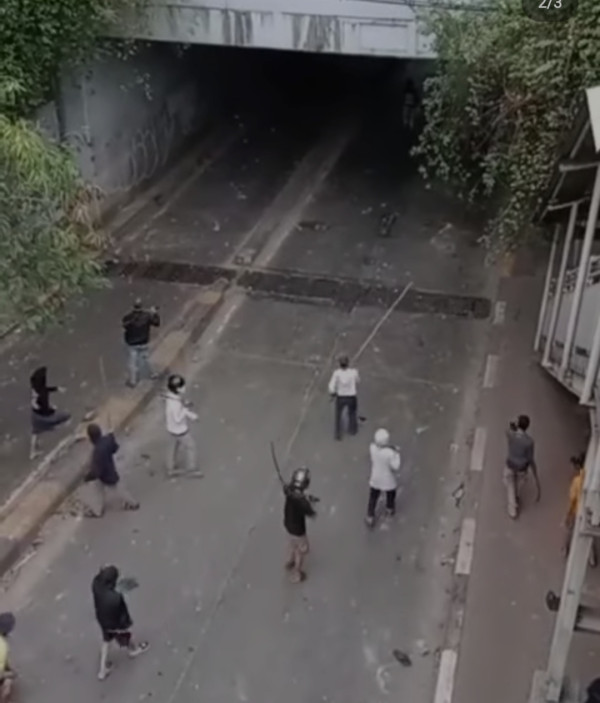 Mencekam! Tawuran Pemuda di Kolong Underpass Manggarai, Saling Serang Pakai Samurai