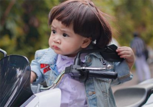Rayyanza Cosplay Jadi Dilan dengan Outfit yang Mahal, Gemesnya Gak Nahan!