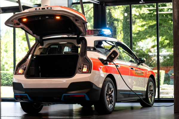 Mobil Listrik Rp2,3 Miliar Ini Dijadikan Mobil Polisi di Swiss