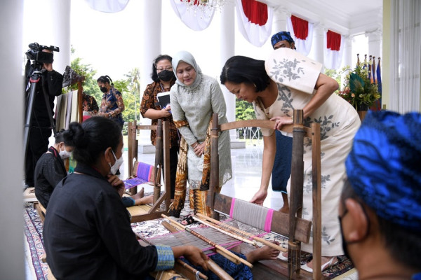Iriana Jokowi Kasih Oleh-oleh Kain Tenun Badui ke Istri Marcos Jr