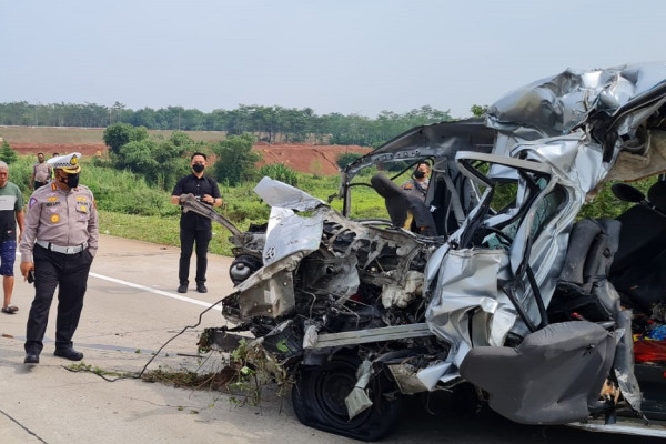 Mengerikan! Penampakan Minibus Hancur Akibat Tabrakan Maut di Tol Batang yang Tewaskan 7 Orang