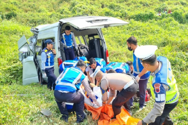 Mengerikan! Penampakan Minibus Hancur Akibat Tabrakan Maut di Tol Batang yang Tewaskan 7 Orang