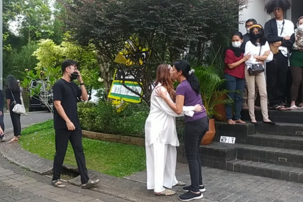 Reza Gunawan Meninggal Dunia, Bunga Citra Lestari Peluk Haru Dewi Lestari