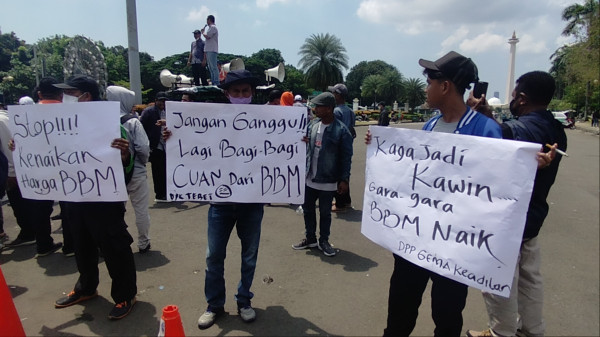 Poster Kagak Jadi Kawin Gara-gara BBM Naik Muncul di Patung Kuda