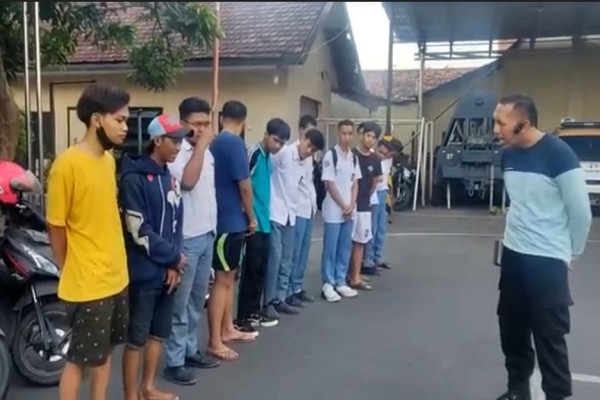 Dirazia saat Balap Liar, Pemuda di Mojokerto Nekat Tabrak Mobil Polisi