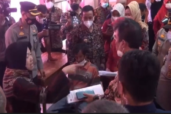 Mensos Risma Dilempar Kertas Bertulisan Protes Warga Tak Terima BLT BBM di Brebes