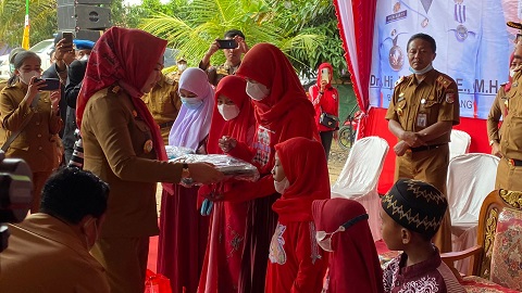 Bupati Winarti Serahkan 3 Unit Ambulance, 11 Unit Motor dan Sembako ke Kecamatan Gedung Aji