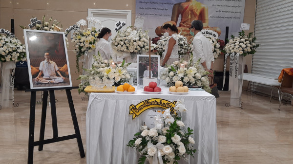 Jenazah Reza Gunawan Dimasukkan ke Peti, Dee Lestari Gelar Upacara Keagamaan