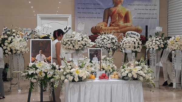Reza Gunawan Meninggal, Sharena Delon Terus Pandangi Jenazah sang Kakak