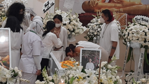Sharena Delon Beri Ciuman Terakhir untuk Reza Gunawan, Penuh Haru