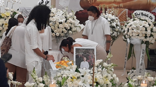 Sharena Delon Beri Ciuman Terakhir untuk Reza Gunawan, Penuh Haru
