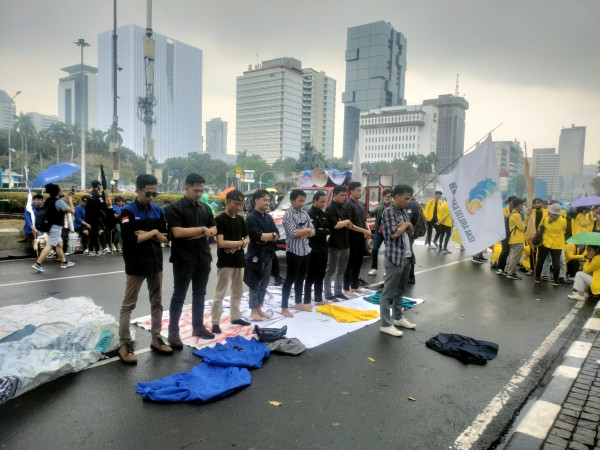 Momen Massa Mahasiswa Pengunjuk Rasa Sholat di Tengah Guyuran Hujan