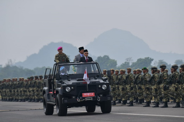 Momen Wapres Didampingi Menhan Prabowo Periksa 2.974 Komcad TNI 2022