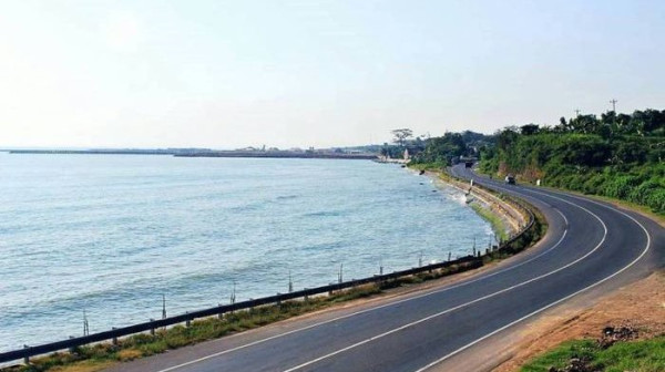 5 Jalan Paling Indah di Indonesia, Nomor 3 Dibangun di Atas Laut