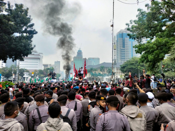 Tak Bisa Tembus Pertahanan Polisi, Massa BEM SI Membubarkan Diri dari Patung Kuda