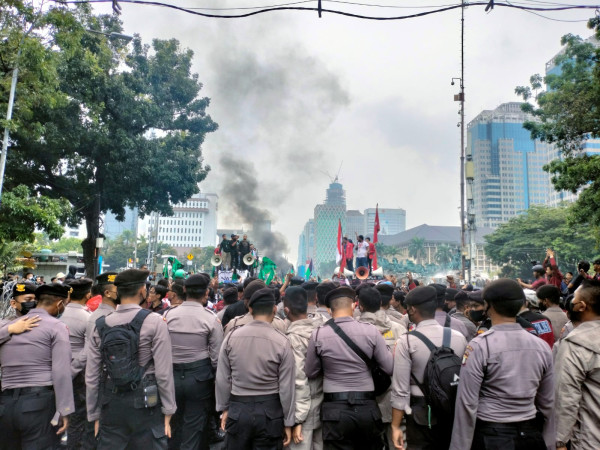 Massa Pengunjuk Rasa Bubar, Pasukan PPSU Berjibaku Bersihkan Sampah di Kawasan Patung Kuda