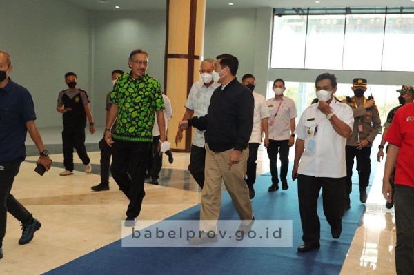 Tiba di Belitung, Menko Luhut Disambut dengan Segarnya Minuman Es Jeruk Kunci
