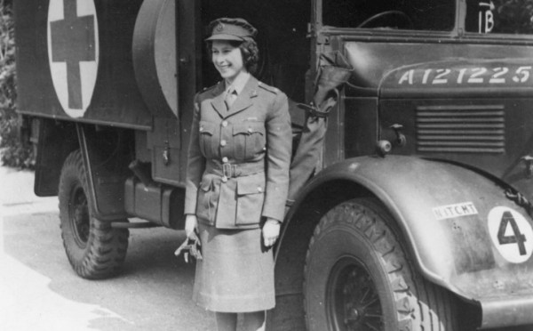 10 Koleksi Mobil Mewah Ratu Elizabeth II yang Ternyata Penggila Otomotif