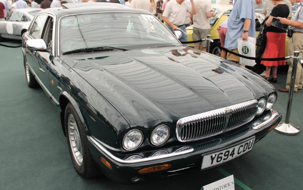 10 Koleksi Mobil Mewah Ratu Elizabeth II yang Ternyata Penggila Otomotif