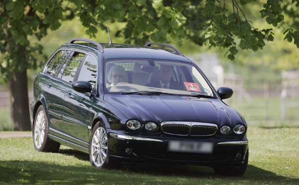 10 Koleksi Mobil Mewah Ratu Elizabeth II yang Ternyata Penggila Otomotif