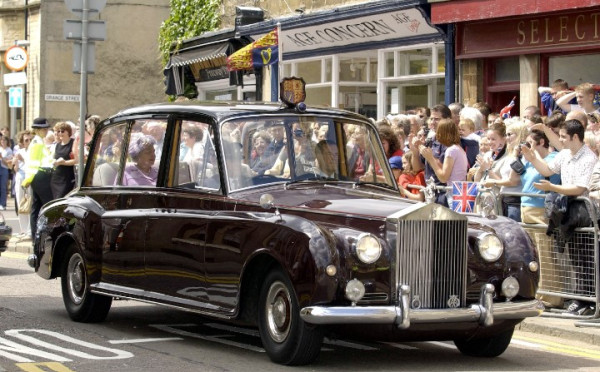 10 Koleksi Mobil Mewah Ratu Elizabeth II yang Ternyata Penggila Otomotif