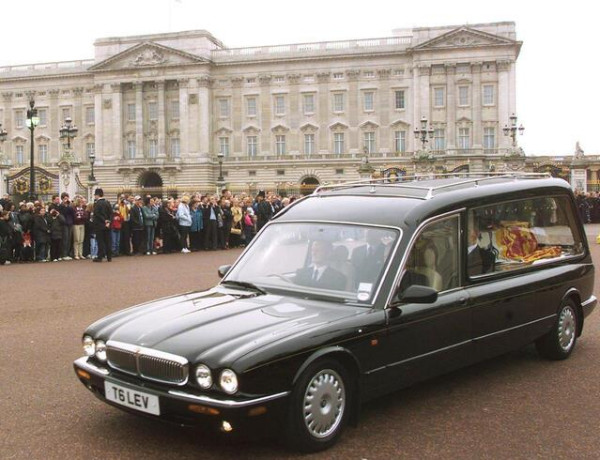 Ini 2 Mobil Jenazah yang Diprediksi Digunakan untuk Pemakaman Ratu Elizabeth II