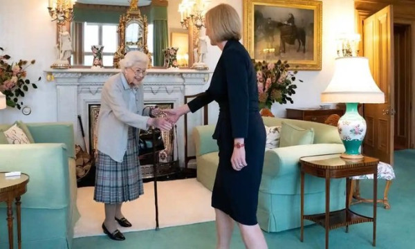 Tangan Memar Ratu Elizabeth II sebelum Meninggal Dunia Jadi Sorotan