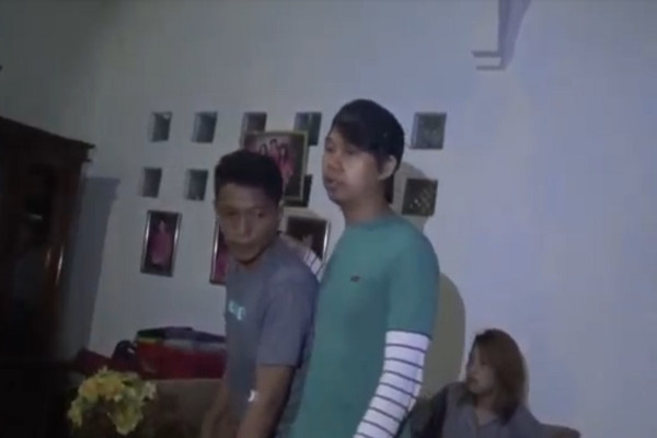 Sedang Asyik Setubuhi Selingkuhan di Kamar Kos, Pria Makassar Panik Digerebek Istri dan Ibunya