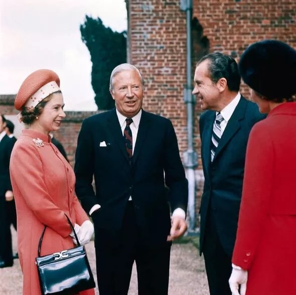 Tas Tangan Favorit Ratu Elizabeth II Lebih dari 50 Tahun, Ada Kode Rahasianya