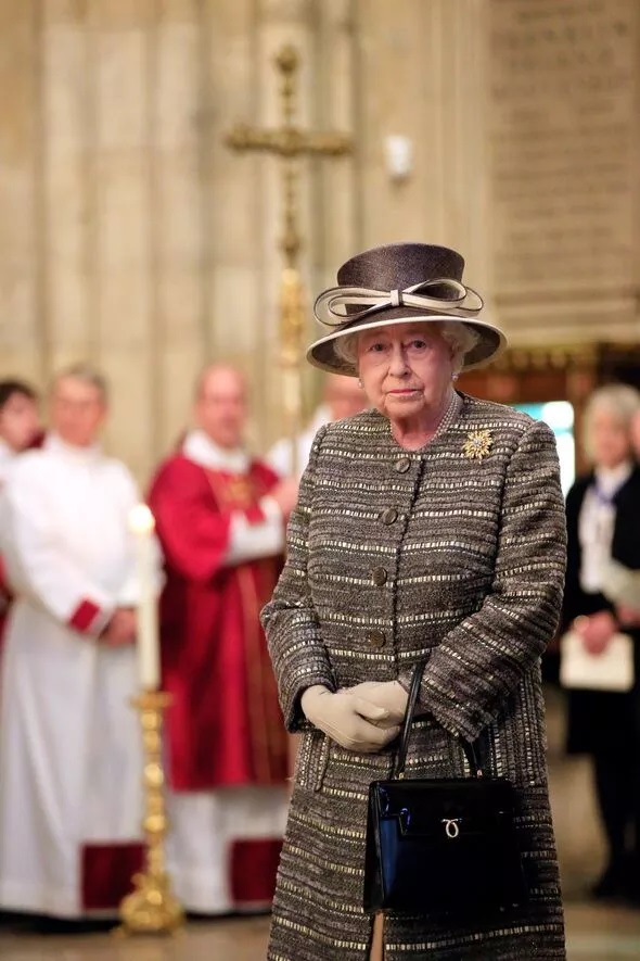 Tas Tangan Favorit Ratu Elizabeth II Lebih dari 50 Tahun, Ada Kode Rahasianya