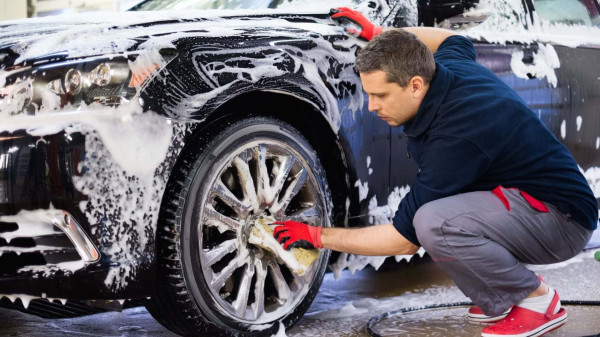 Ini Cara Praktis agar Mobil Warna Hitam Jadi Lebih Berkilau