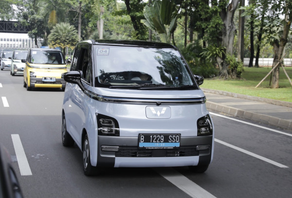 Wuling Sukses Serahkan 100 Mobil Listrik Air ev ke Konsumen