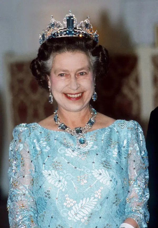 Ratu Elizabeth II Tinggalkan Perhiasan dan Mahkota, Siapa yang Akan Mewarisi?