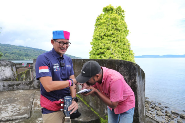 Lestarikan Karya Lokal, Sandiaga Uno Beri Bantuan Modal Pegiat Seni di Maluku