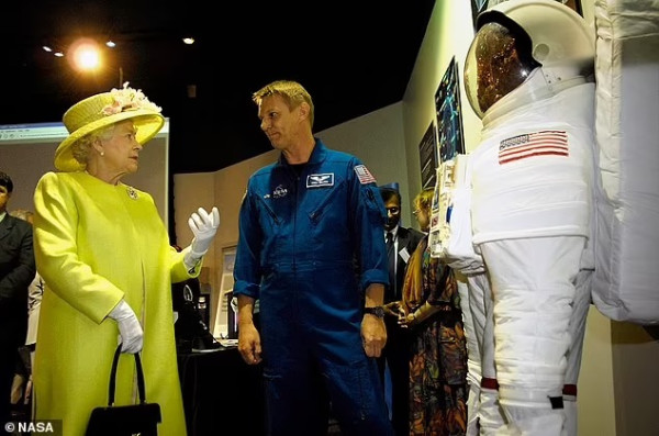 Bulan Simpan Pesan Berharga Ratu Elizabeth II tentang Ekspedisi Luar Angkasa