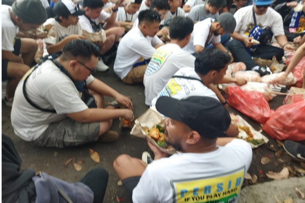 Jelang Arema vs Persib: Bobotoh dan Aremania Makan Nasi Bungkus di Stadion Kanjuruhan Malang