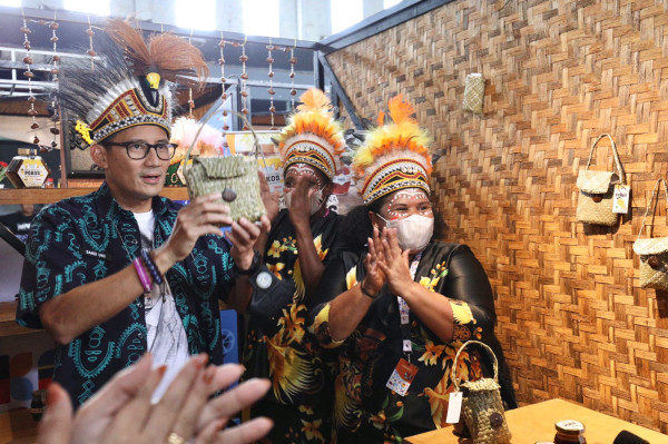 Sandiaga Uno Wujudkan Harapan Pegiat UMKM Asal Papua di Ambon