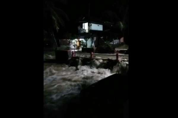Mengerikan! Banjir Bandang Tiba-tiba Terjang Rumah Warga di Pangandaran