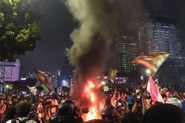 Demo Ricuh Mereda, Pengunjuk Rasa Membubarkan Diri dari Patung Kuda